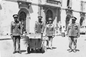 Barrenderos parados frente a la actual Escuela de Arte de Almería.