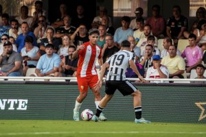 Nico Melamed en una de la jugadas del partido en Cartagonova.