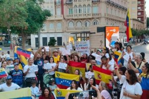 La comunidad venezolana exhibe las banderas de su país y de España  durante la manifestación.