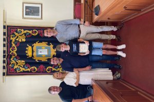 Alejandro Pérez junto a su familia y al alcalde de Níjar, José Francisco Garrido.