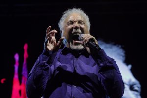 Tom Jones, durante su actuación del domingo en Almería. Foto: Jesús Amat.