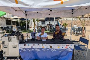 El presentador Guillermo Mirón durante la entrevista al teniente de alcalde, Álvaro Ramos.