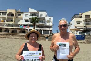 Rosalía, con su bono de las Cuevas de Sorbas, y Antonio, que recibió unas entradas para Freestyle de Motocross, posando juntos.