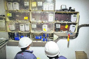 Técnicos de Endesa frente a un contador de luz manipulado en un inmueble de Almería.