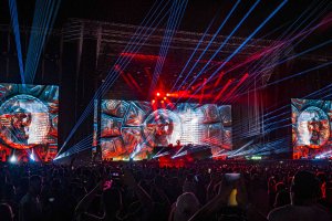 El escenario principal a rebosar durante la segunda noche. Fotografía de G. N. Yacuzzi