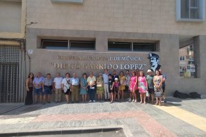 Amigos y familiares de Diego Garrido han acudido al descubrimiento del letrero.