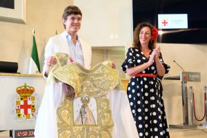 Jorge Martínez recoge el pasado año el Capote de Paseo por su actuación en la Feria 2022 de manos de María del Mar Vázquez, alcaldesa de Almería.