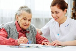 Una trabajadora social junto a una anciana.