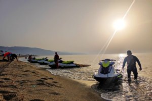 Socorristas a la orilla de la playa junto a sus motos de agua.