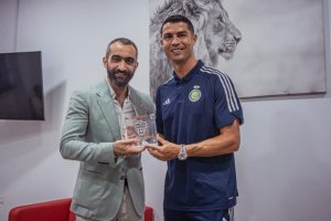 Mohamed El Assy entrega un recuerdo del Almería a Cristiano Ronaldo.