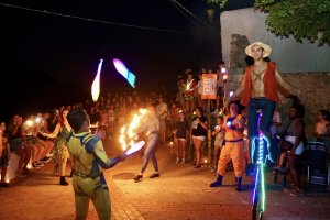 El fuego y las velas se adueñaron anoche de la Villa de Vícar. / Anabel Bonachera