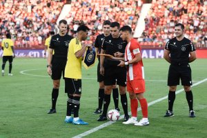 Momento del intercambio de banderínes. 