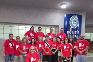 Juan José Guisado rodeado de sus compañeros del grupo de Teatro San Juan.