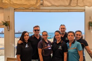 El gerente y la plantilla de Náutico en la terraza, con el cercano mar como espectacular fondo.