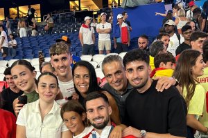 El roquetero Álex Baena con su familia en París.