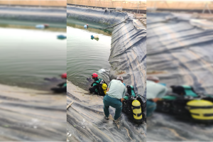 Agentes de la Guardia Civil rescatan el cuerpo sin vida del hombre hallado en una balsa.