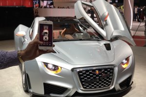 Imagen de archivo de un coche de lujo en un concesionario.