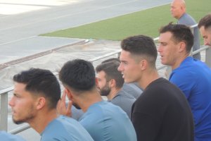 Robertone, en la grada del Anexo con sus compañeros el sábado en el Almería-Marbella. 