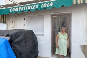 : Lola García Vicente a las puertas de la que fuera su casa y tienda que aún conserva el nombre “Comestibles Lola”.