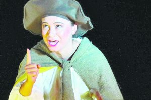 La dramaturga Aida Santos-Allely dando vida y milagros a su personaje multiplicado por la magia del teatro.