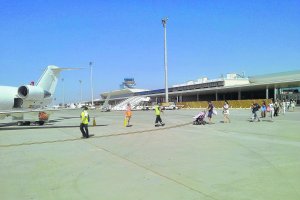 Pasajeros embarcando en un avión en el aeropuerto de Almería.