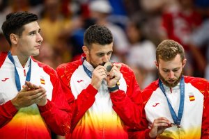 Agustín Casado besando la medalla lograda en los JJOO de París. Foto: RFEB -Sasa Pavicevic Szabo-IHF-Kolektiff.