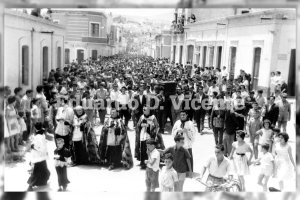 La calle Restoy el día del entierro del teniente de alcalde don Juan Montoya Martín, el 24 de junio de 1959.