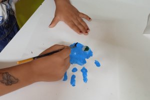 Menor dibuja en el centro de acogida para víctimas de violencia de género en Andalucía.