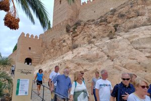 Turistas en el Conjunto Monumental de La Alcazaba de Almería.