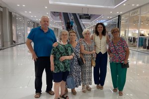Amelia, Isabel, Lola y Estrella posan junto a la presidenta y el vicepresidente de la Asociación de Vecinos del Casco Histórico en Torrecárdenas