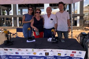 El pregonero de San Juan de los Terreros, Rafael López (segundo por la derecha) acompañado por su mujer, la edil de Juventud pulpileña, Nerea Gal