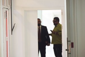 Mohamed El Assy no cierra la puerta mientras haya mercado.