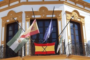 Las banderas ondean a media asta en Turre.