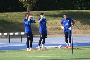 Fernando atento mientras Maximiano y Bruno Iribarne se refrescan.