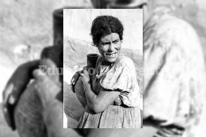 La mujer que retrató Jesús de Perceval en el barrio de la Chanca, con su cántaro a cuestas como si fuera un hijo.