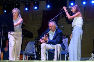 Juan Carmona a la guitarra, con María segura y Lola de la Estrella, interpretando el nuevo tema. Foto de Juan Sánchez.
