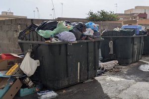 Contenedores atestados de basura.