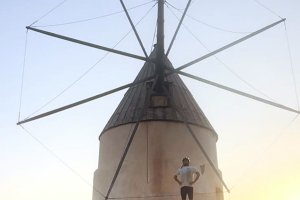 Germán durmió a los pies de un molino durante su travesía.