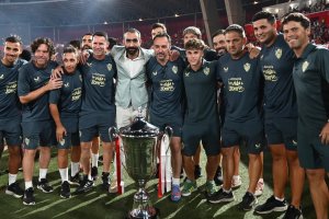 El director general y consejero delegado, Mohamed El Assy, arropando al cuerpo técnico en el Memorial Juan Rojas que se celebró el 8 de agosto.