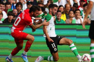 El futbolista valenciano Centelles en una jugada con Andrés en El Sardinero.