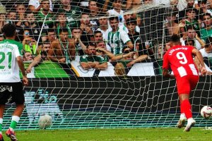 Luis Suárez se ha estrenado con el Almería pero queda mercado.