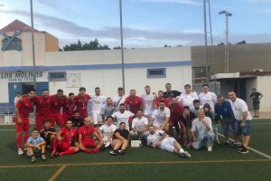 Foto de familia de todos los jugadores y directivos.