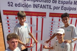 Jordi Fernández, Darío Ruiz, Pepe Dronov y Alejandro Hernández junto al trofeo de campeones.