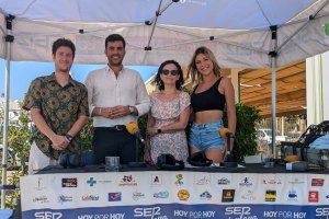 Parte del equipo de SER Levante con el alcalde, Francisco García y la directora de la Oficina de Turismo, Carmen García, en Neptuno Mojácar.