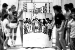 Las pistas de la Sección Femenina estaban siempre ocupadas en los años 70. Era el lugar perfecto para hacerse un esguince de tobillo.