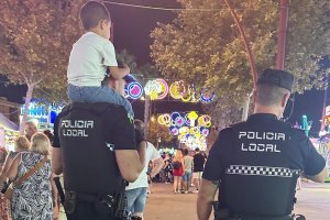 Los padres reconocieron al niño encaramado a los hombros del policía.