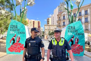 Georg Steinmuller patrulla por El Paseo con su compañero de la Policía Nacional de Almería.