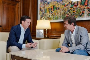 El presidente de Diputación con el alcalde de Oria Marcos Reche.