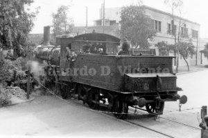 Los vagones del tren cruzando por la vía que atravesaba la actual Avenida de Cabo de Gata. 1952.