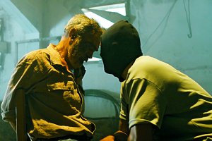 Heitor le da una paliza a Quim, pero este se niega a revelar la verdad sobre Cacao.